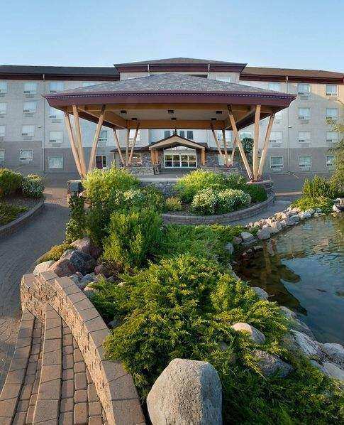 Gold Eagle Lodge - guest room and amenities Gold Eagle Lodge entrance - 5-star Saskatchewan waterfowl hunt lodging in Battleford